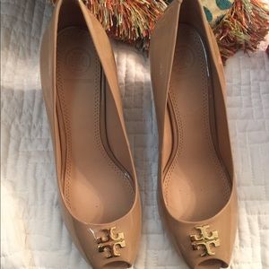 NIB/NWB TORY BURCH PEEP TOE WEDGE 7.5